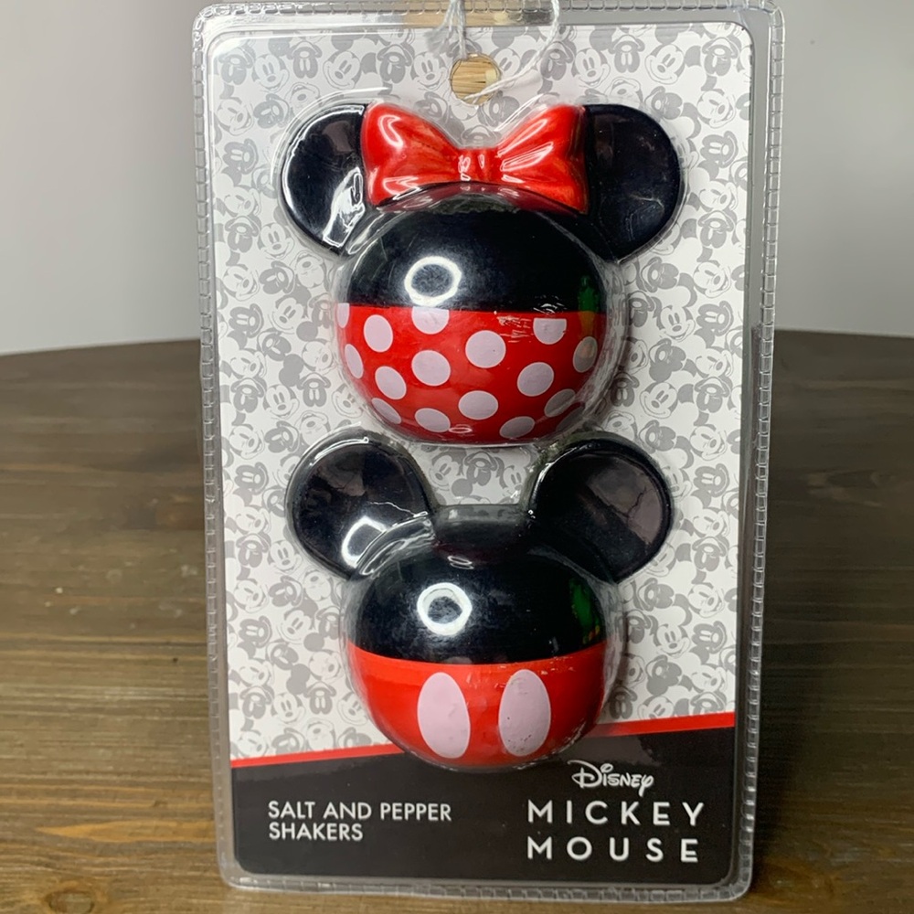 Disney Mickey and Minnie Mouse Ears Ceramic Salt and Pepper Shaker Set NEW